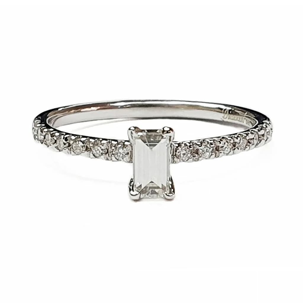 Диамантен пръстен с форма Багет 0,29 карата